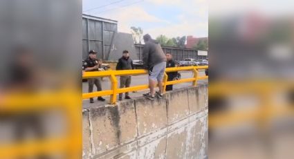 Policías evitan que hombre se arroje de puente en CDMX