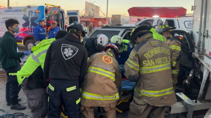 Camioneta se estrella con camión, persona quede prensada en Monterrey