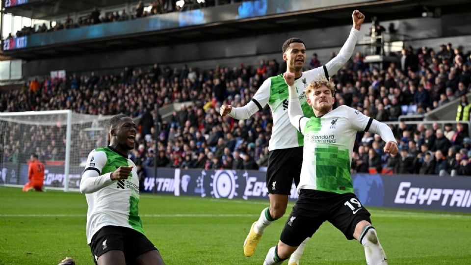 Harvey Elliot celebra su anotación ante el Crystal Palace, su gol le dio el triunfo al Liverpool