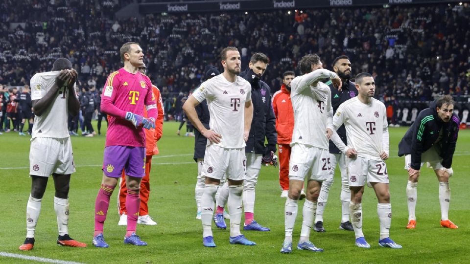 Los jugadores del Bayern Múnich se lamentan de la derrota ante el Eintracht, frente a su afición