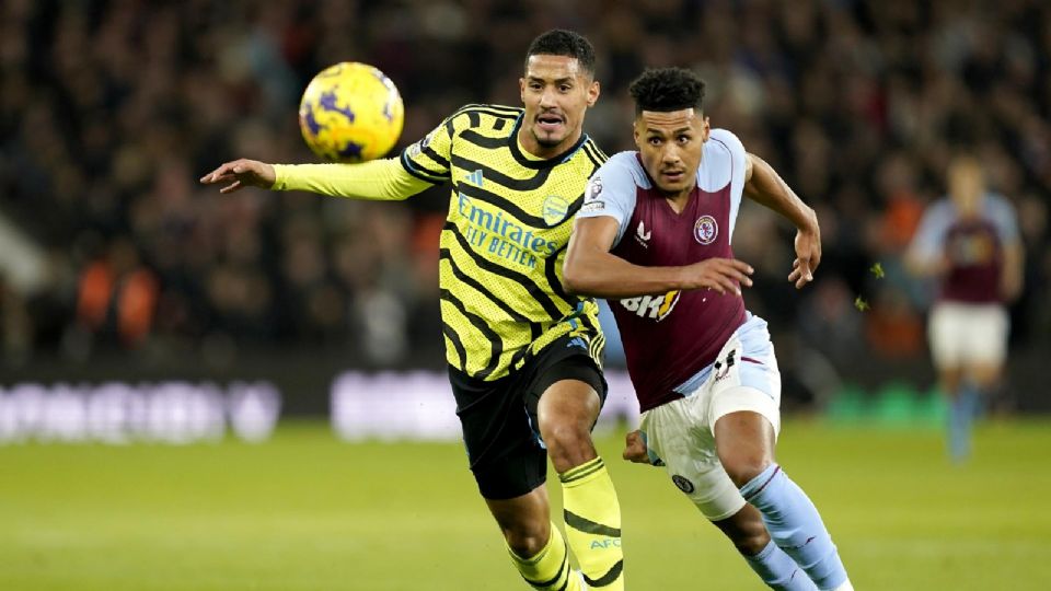 Ollie Watkins de Aston Villa en acción contra William Saliba del Arsenal.