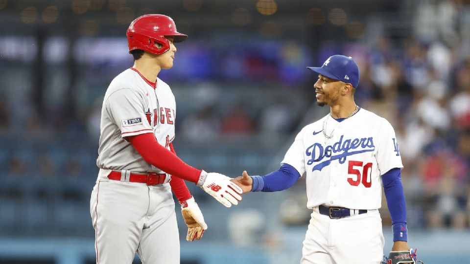 Shohei Ohtani saludando a Mookie Betts.