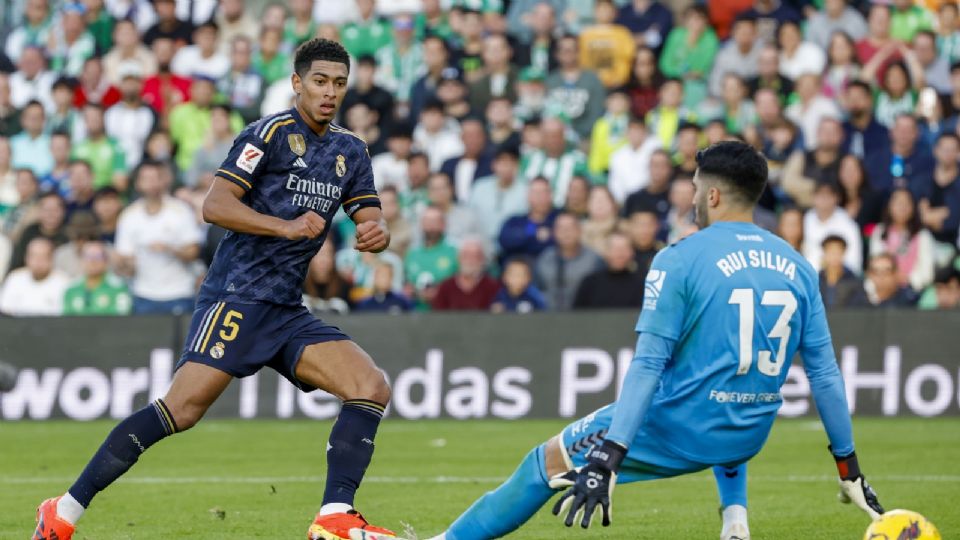 Jude Bellingham (i), del Real Madrid, marca el 0-1 ante Rui Silva, portero del Real Betis