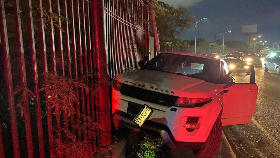 La camioneta se estrelló en la valla metálica del Parque Fundidora.