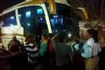 Chofer abandona a pasajeros mientras desayunaban; lo hallan ebrio