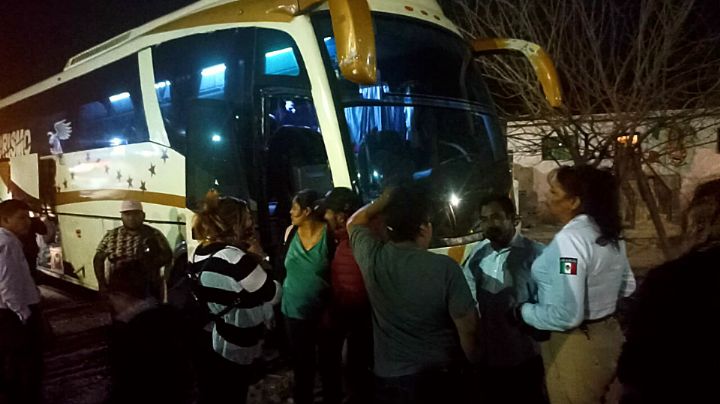 Chofer abandona a pasajeros mientras desayunaban; lo hallan ebrio