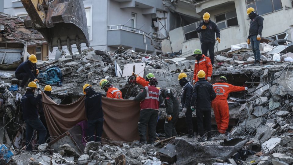 Los miembros del equipo de rescate buscan un edificio derrumbado después de un poderoso terremoto. Foto: EFE/EPA/ERDEM SAHIN