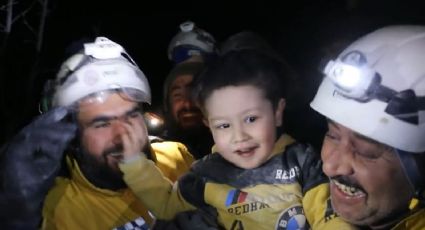 Video: Niño sonríe tras ser rescatado de los escombros en Turquía