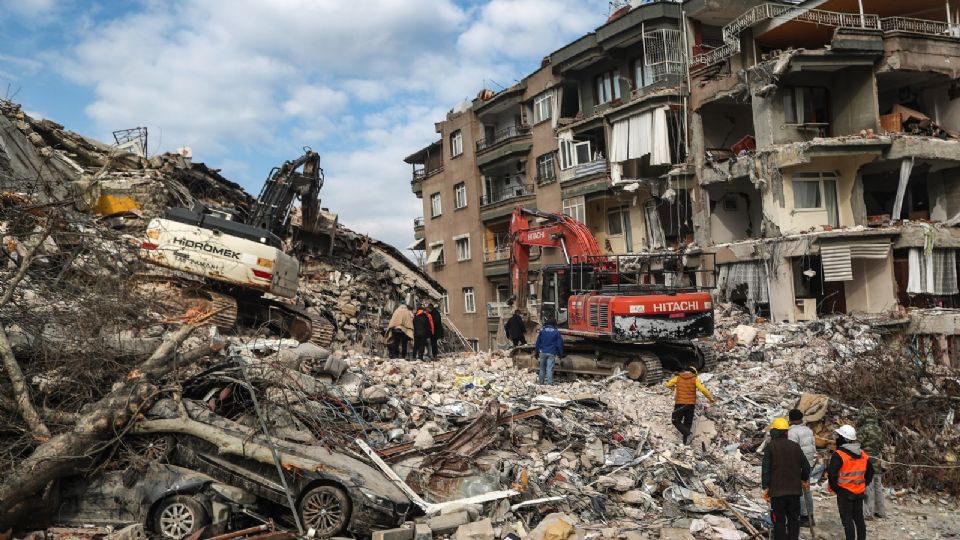 Las excavadoras trabajan en un edificio derrumbado después de un poderoso terremoto en Hatay, Turquía. Foto: EFE/EPA/ERDEM SAHIN