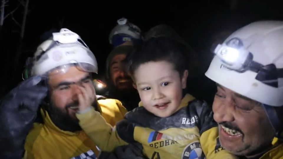 Niño sonríe después de ser rescatado. Foto: Captura de Pantalla / Twitter @SyriaCivilDef
