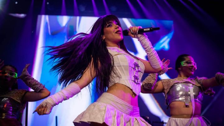 Kenia Os canta 'Como la flor' de Selena en concierto de Monterrey