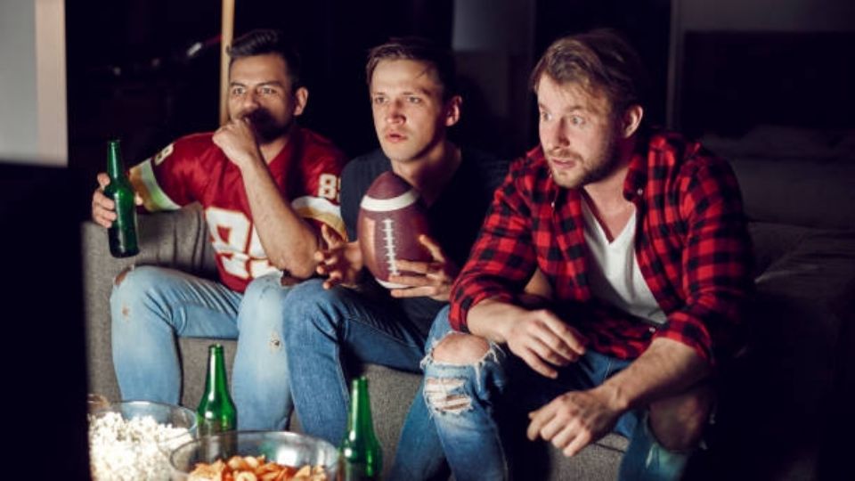 Un grupo de amigos reunidos para ver un partido de NFL