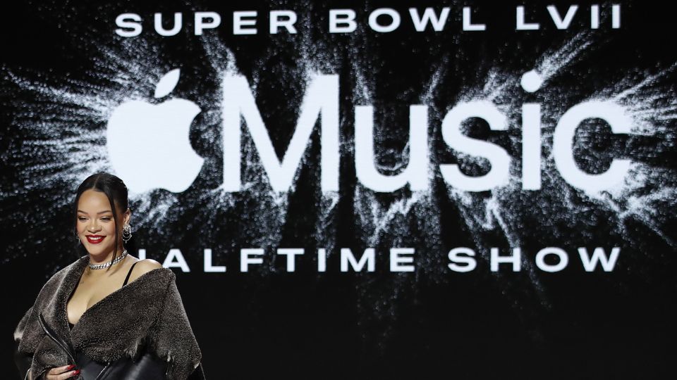 La cantante Rihanna aceptó actual en el Super Bowl LVII tras rechazar la invitación anteriormente, al señalar que era ahora o nunca en su carrera