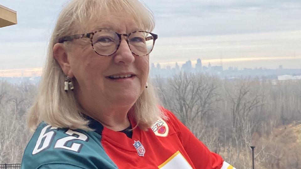 Donna Kelce suele lucir ropa combinando los colores de Filadelfia y Kansas City, los equipos de sus hijos Travis y Jason