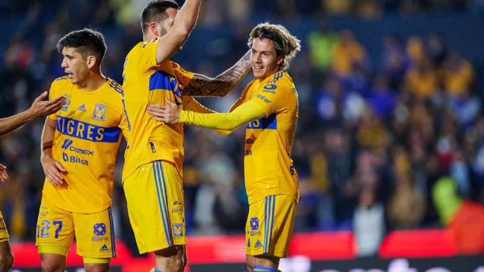 Sebastián Córdova y André-Pierre Gignac celebrando el último gol de Tigres en el partido contra Pumas