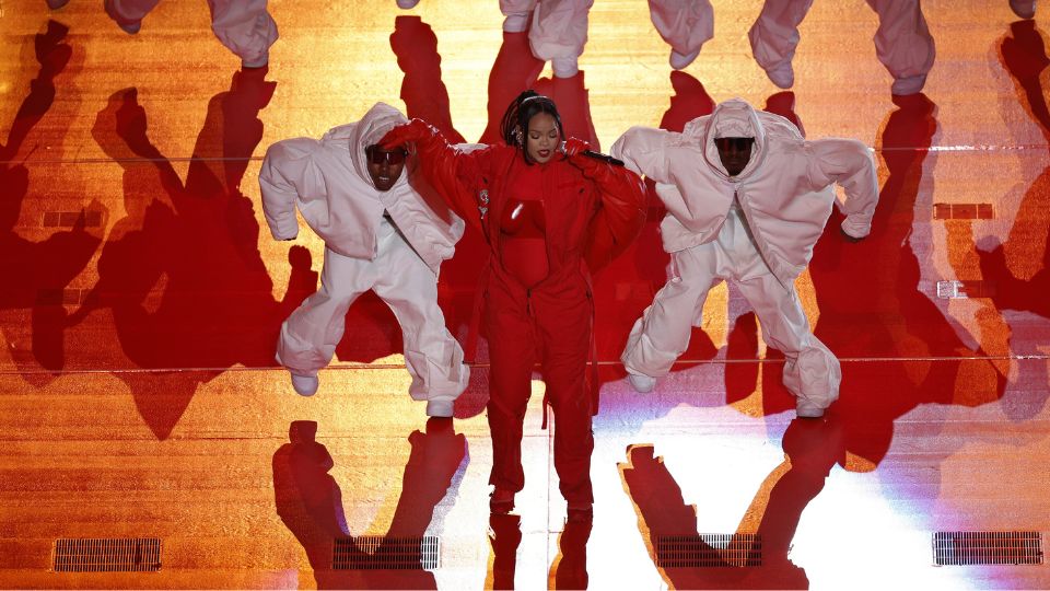 Rihanna durante su presentación en el Medio tiempo del Super Bowl 2023.