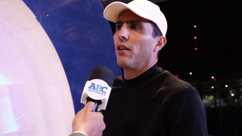 Aldo de Nigris en entrevista para ABC Deportes, durante un evento por el Super Bowl LVII, en el Estadio de Borregos