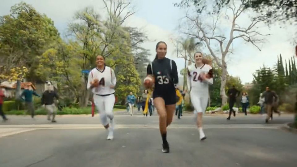 En el comercial Diana Flores Arenas aparece corriendo para evitar que le puedan arrebatar sus banderas.