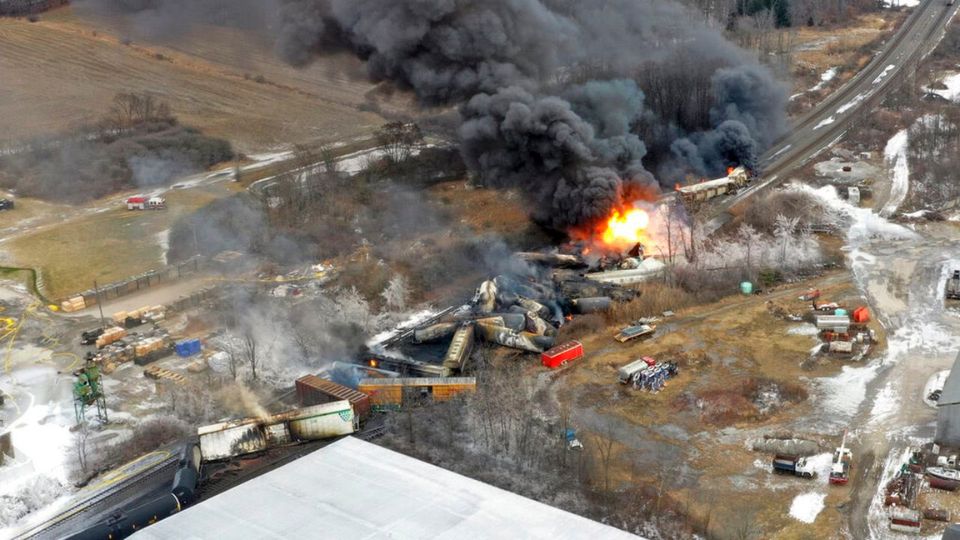 El accidente se debió a que uno de los trenes se descarriló, en Ohio.