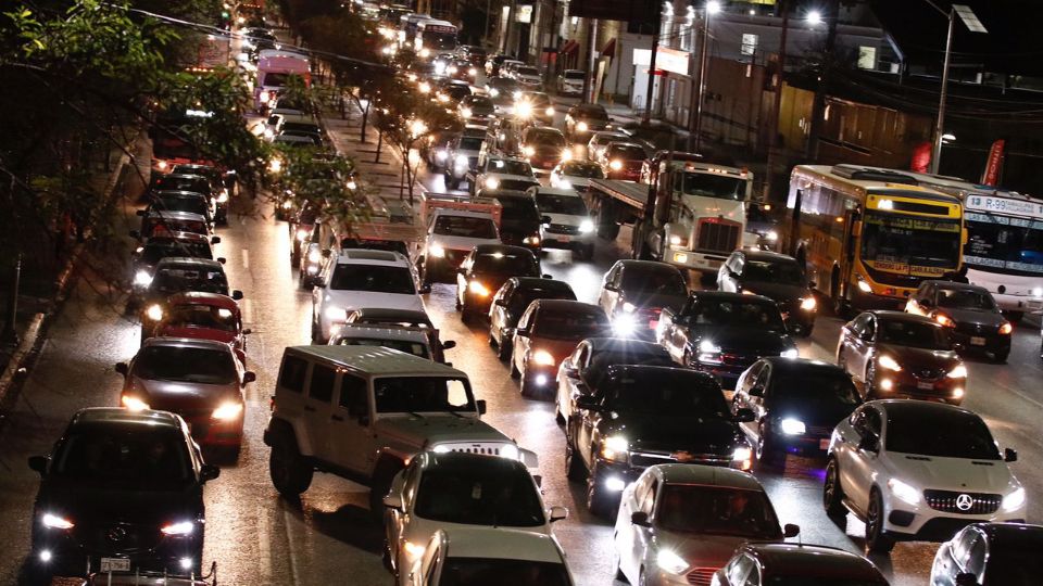 La vialidad sobre avenida Prolongación Madero, en Monterrey, colapsada.