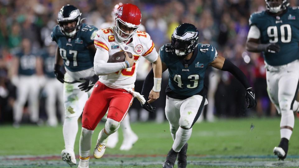 Patrick Mahomes escapando de la defensiva de Filadelfia en el Super Bowl LVII