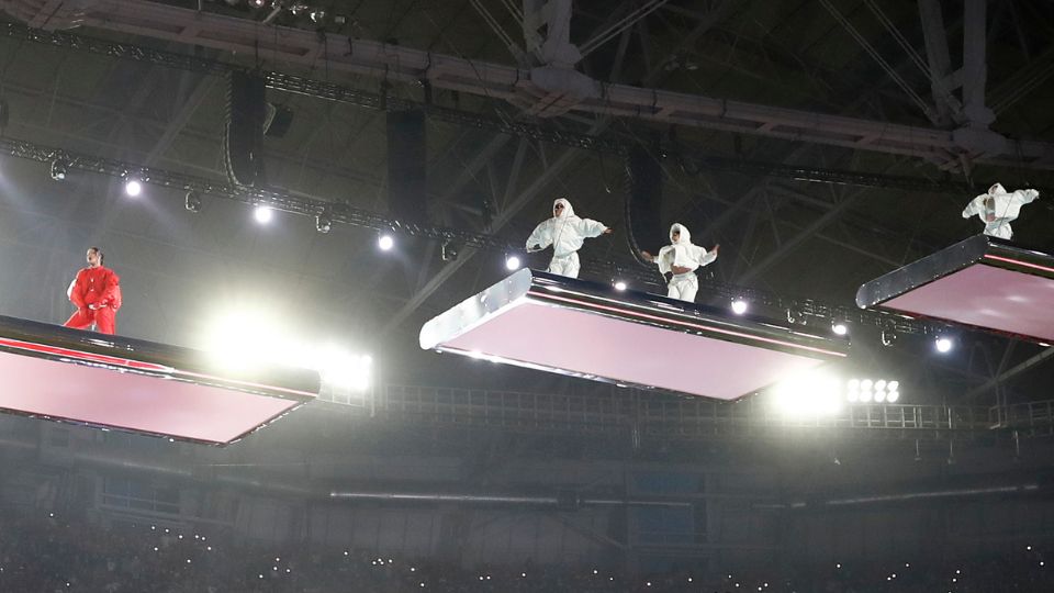 Bailarines sobre plataforma en el show del Medio Tiempo del Super Bowl LVII | EFE / EPA / Caroline Brehman