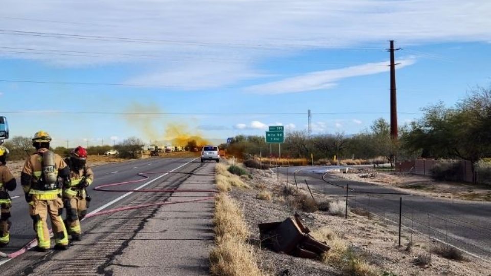 Nube amarilla de ácido sale del lugar donde se produjo la volcadura | Departamento de Seguridad Pública de Arizona