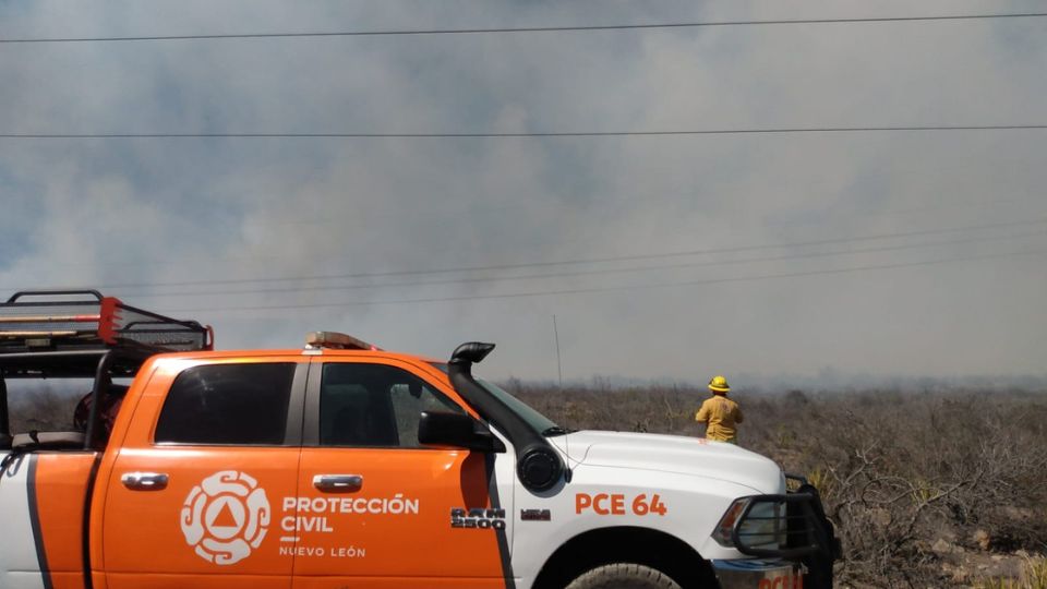 Elementos de Protección Civil Nuevo León en la zona del incendio. Foto: Cortesía / PC_NuevoLeon