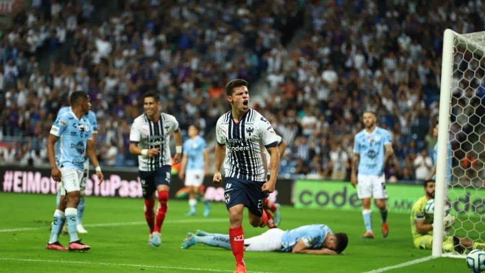 Alfonso González de Rayados celebrando su gol contra Querétaro en el Estadio BBVA, para mantener el paso al estilo europeo en Liga MX