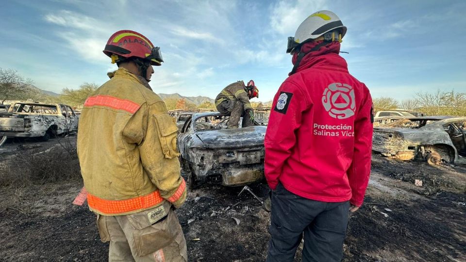 Bomberos y Protección Civil de Salinas Victoria apagan fuego en pastizal. | Especial.