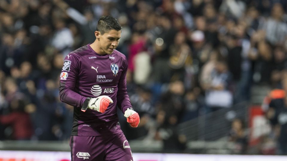 Hugo González cuando defendía los colores de Rayados, con la afición en el fondo