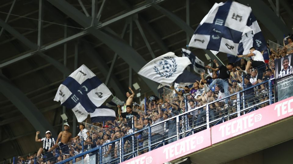 Afición de Rayados presente en el Estadio BBVA, en el partido de la jornada 7 contra Querétaro