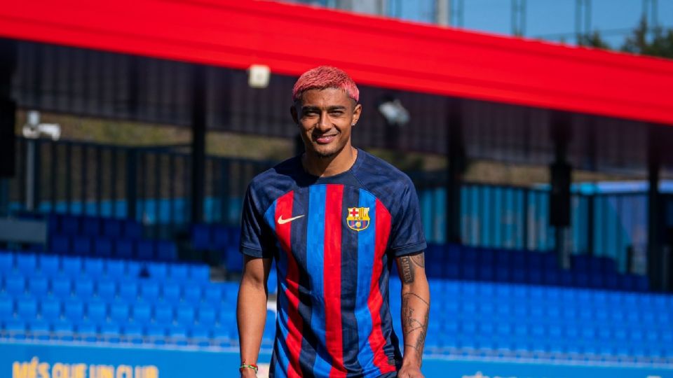 Julián Araujo ya vistiendo el uniforme de Barcelona.