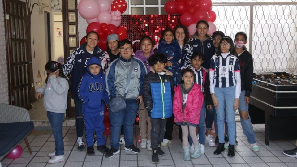 Rayadas conviviendo con los menores de la asociación 'Manos que Sanan'.