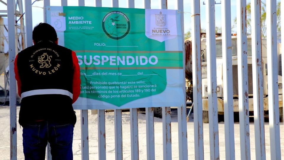 Autoridades suspenden fábricas.