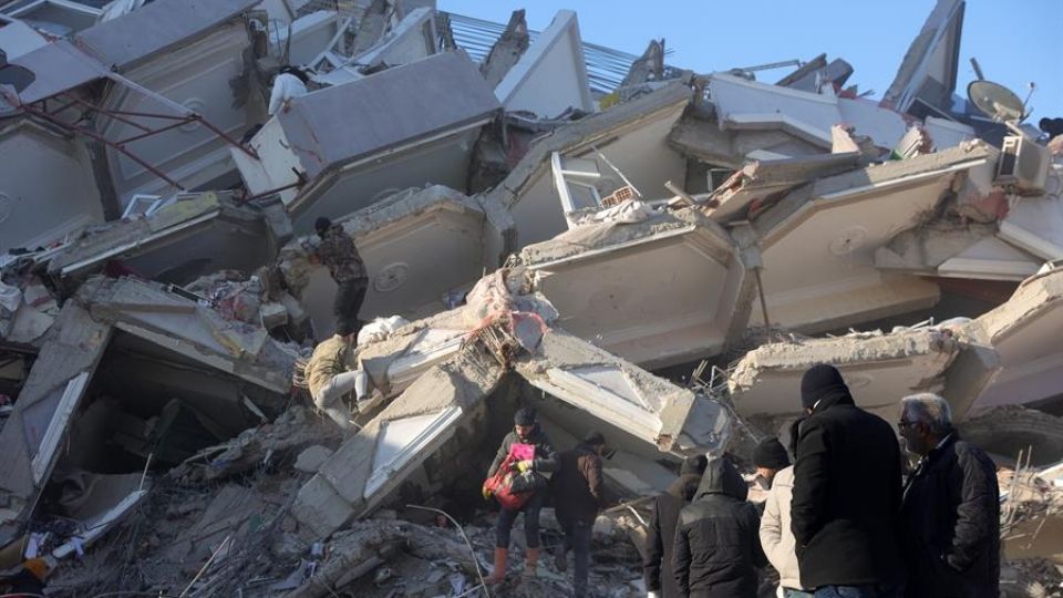 Edificio derrumbado en Kahramanmaras, sureste de Turquía. Créditos: EFE/EPA/ABIR SULTAN