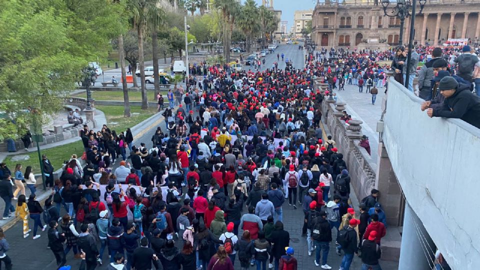 Los manifestantes a punto de llegar a la explanada del Palacio de Gobierno.