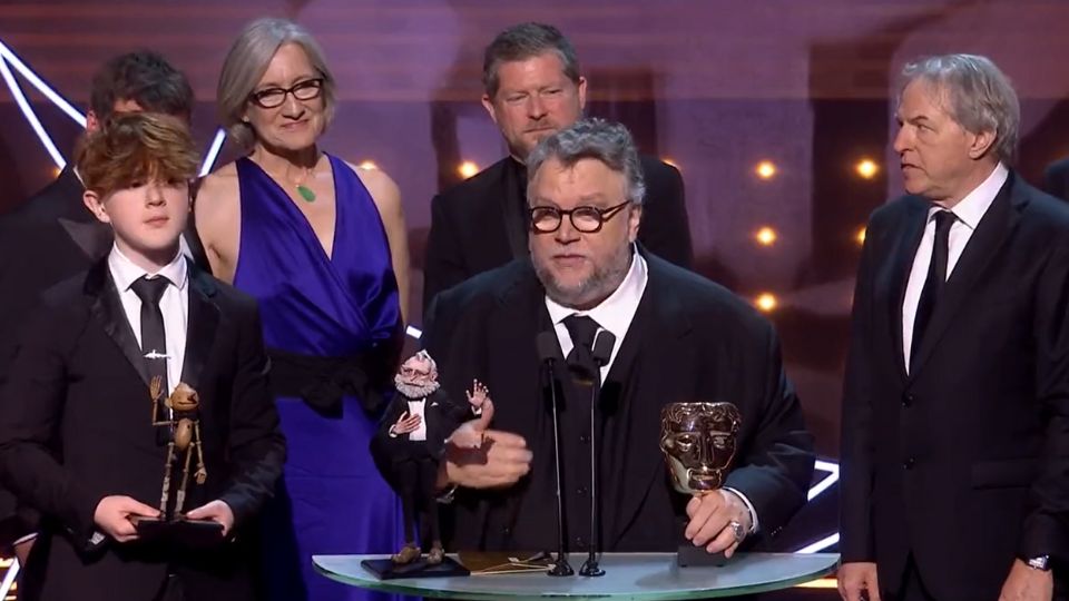 Guillermo del Toro recibiendo el premio Bafta 2023.