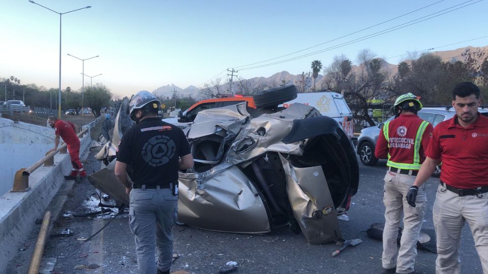 La volcadura se registró a la altura de Los Cavazos, en Santiago, Nuevo León.