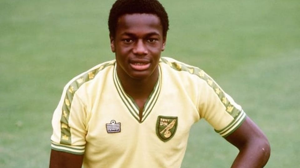 Justin Fashanu se quitó la vida en 1998 después de ser discriminado  por su sexualidad, al declarar ser gay cuando aún era futbolista