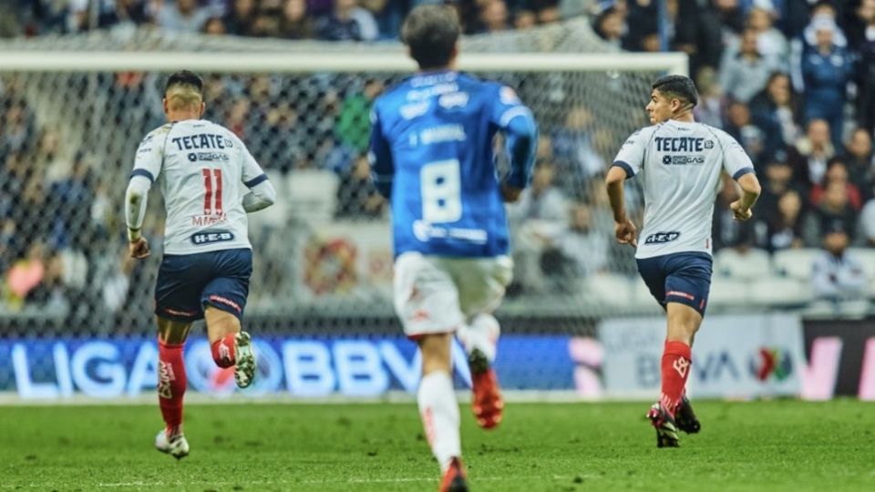 Víctor Guzmán jugó varios minutos con un uniforme sin dorsal ni nombre, en la victoria de Rayados contra Necaxa