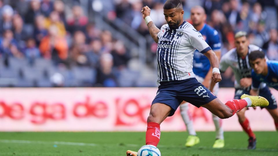 Rodrigo Aguirre prolongó la mala racha de Rayados con los penales, por su falla contra Necaxa, mientras de fondo se observa la publicidad de la 'maldición de Kola Loca