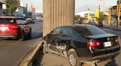 Ebrio y acompañante chocan contra columna del Metro de Monterrey