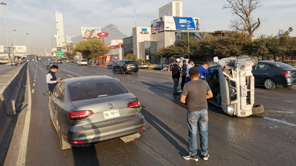 Camioneta y vehículo afectados sobre Constitución.