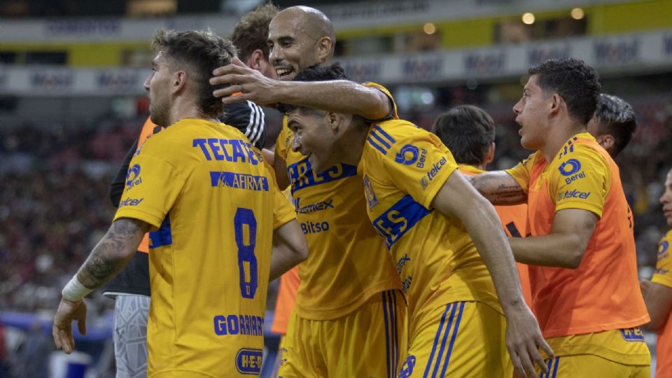 Jugadores de Tigres festejan el gol de la victoria el fin de semana contra Atlas en el Estadio Jalisco