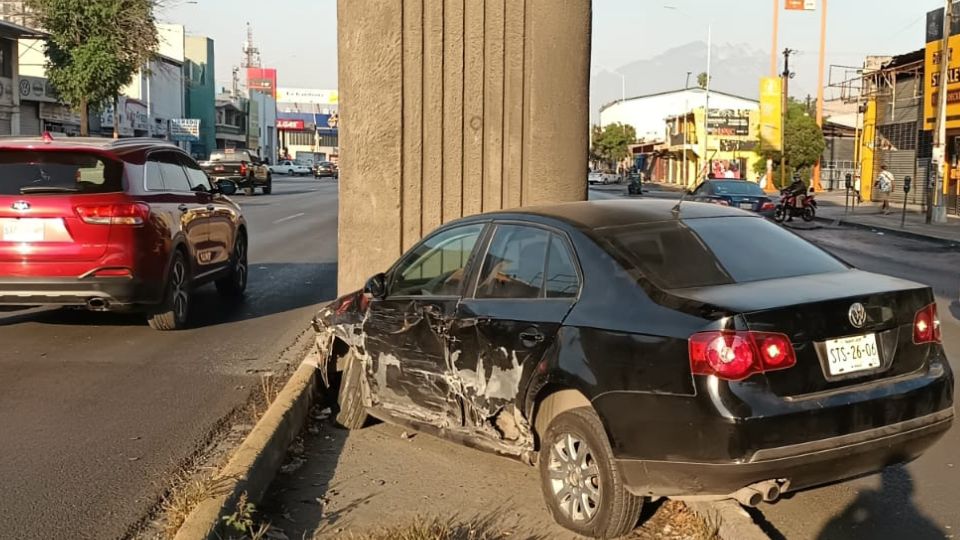 Auto impacta contra columna del Metro | Cortesía.