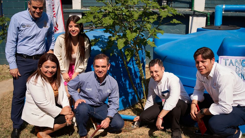 Luis Donaldo Colosio, Alcalde de Monterrey; Brenda Lizbeth Sánchez, Secretaria de Desarrollo Urbano Sostenible; Nina Carolina, Directora de Educación de Monterrey; Enrique Pérez Barba, director de Arca Continental México; Mario García, vicepresidente de Operaciones de Franquicia de Coca-Cola México y Ana Paula Mejorada, directora de Isla Urbana