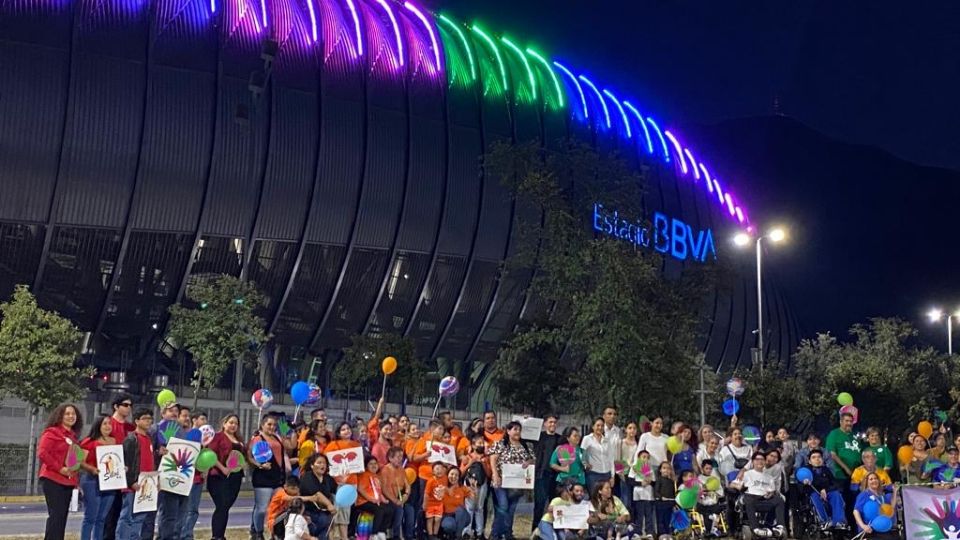 El Estadio BBVA iluminado de colores.