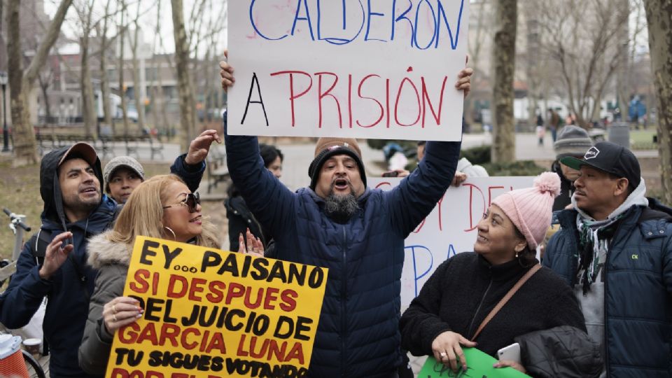 Las personas reunidas frente a un tribunal federal de EU reaccionan ante la noticia de que Genaro García Luna fue declarado culpable.