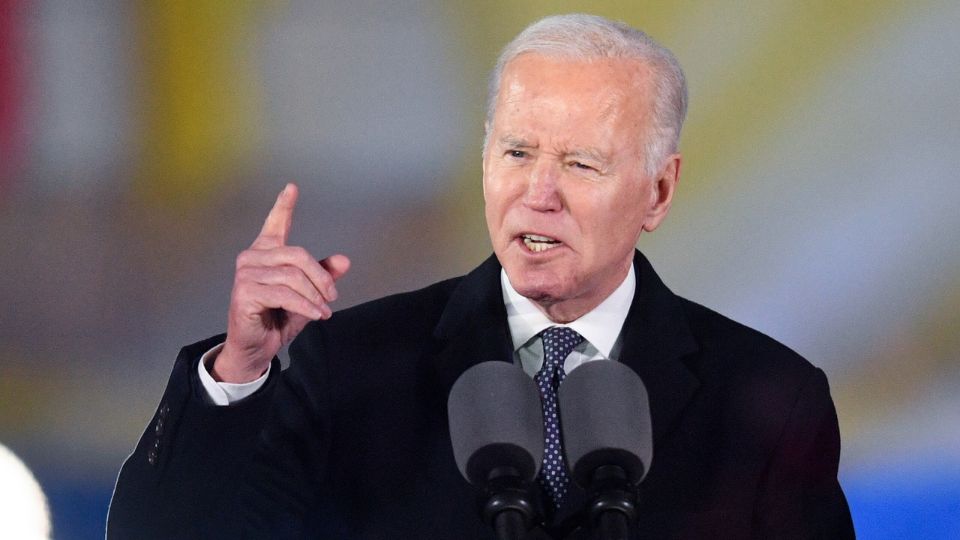 El presidente de los Estados Unidos, Joe Biden, pronuncia un discurso en las arcadas de Kubicki, en los jardines traseros del Castillo Real, en Varsovia, Polonia, el 21 de febrero de 2023.